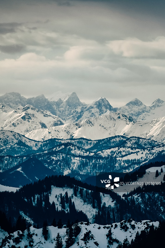 奥地利蒂罗尔，雪山映衬天空的美景图片素材