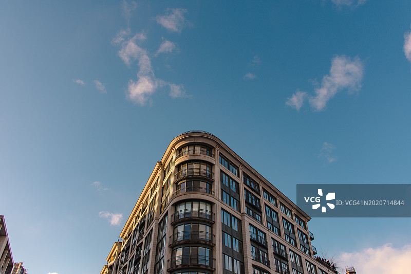 蒙特利尔蓝天下住宅建筑的低角度视角图片素材