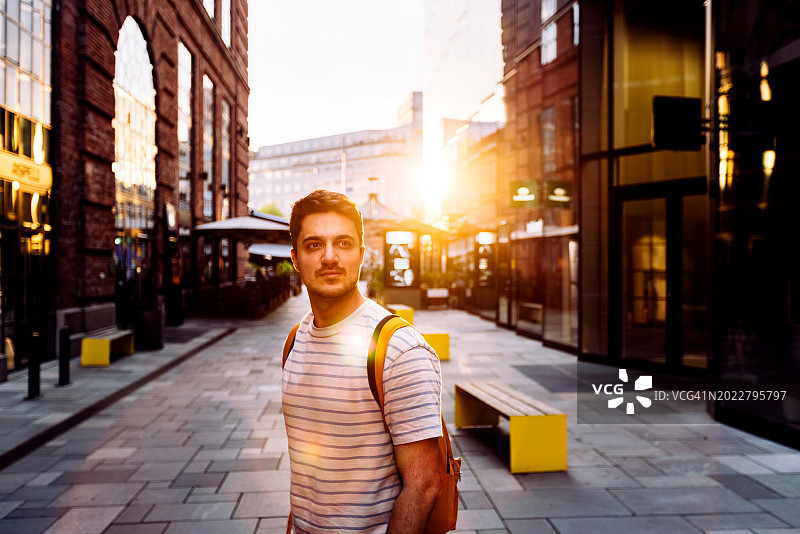 一个男人在挪威奥斯陆阳光明媚的街道上的肖像图片素材