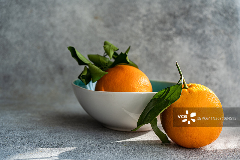 一个碗和两个成熟的橙子的特写图片素材