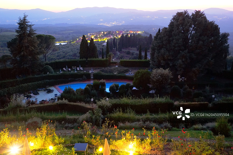 从位于意大利托斯卡纳地区阿尔诺山谷的城堡俯瞰多尼尼小村庄的傍晚景色。图片素材