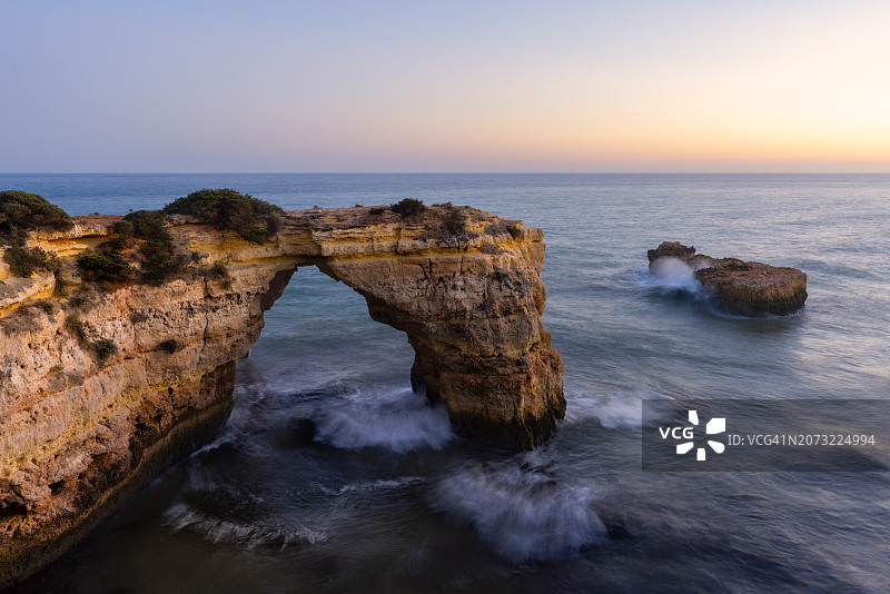 海景:阿尔班代拉岛的海洋上的天然拱门图片素材