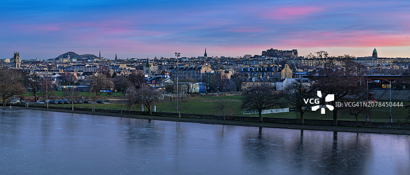爱丁堡——冰冻的因弗利斯池塘图片素材