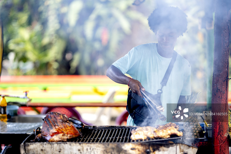 拍摄加勒比地区一位乡村厨师做传统烧烤。图片素材