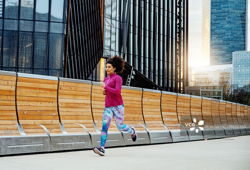 多种族女运动员在城市中锻炼。迷人的千禧一代非裔美国女性在户外锻炼、伸展和慢跑的全身图图片素材