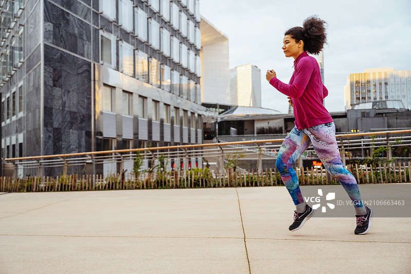 多种族女运动员在城市中锻炼。迷人的千禧一代非裔美国女性在户外锻炼、伸展和慢跑的全身图图片素材