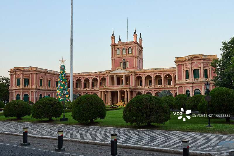 夕阳下的洛佩斯粉色宫殿里有圣诞树。亚松森巴拉圭图片素材