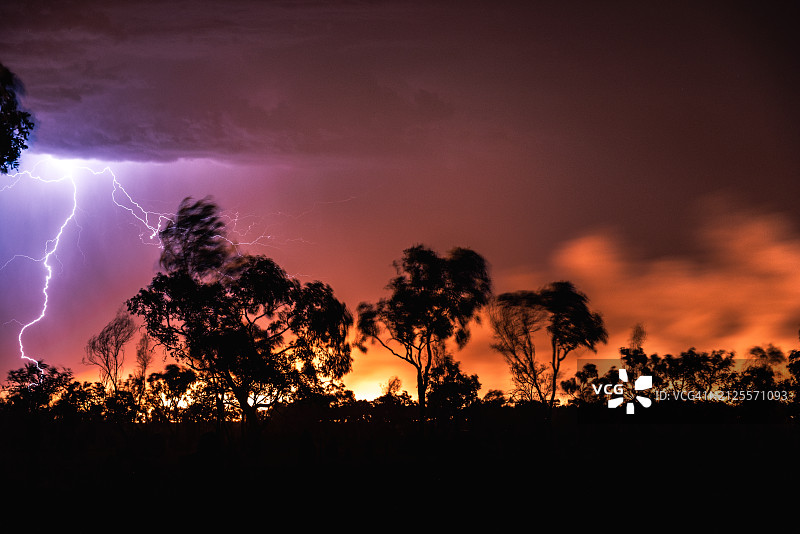 夜间拍摄的闪电击中野火，菲茨罗伊十字路口，金伯利，西澳大利亚，澳大利亚图片素材