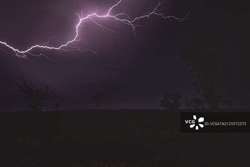 澳大利亚西澳大利亚州库努努拉附近的天空中射出的闪电图片素材