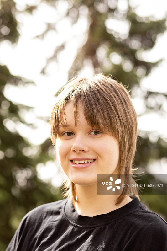 一个快乐的15岁少女的户外肖像图片素材