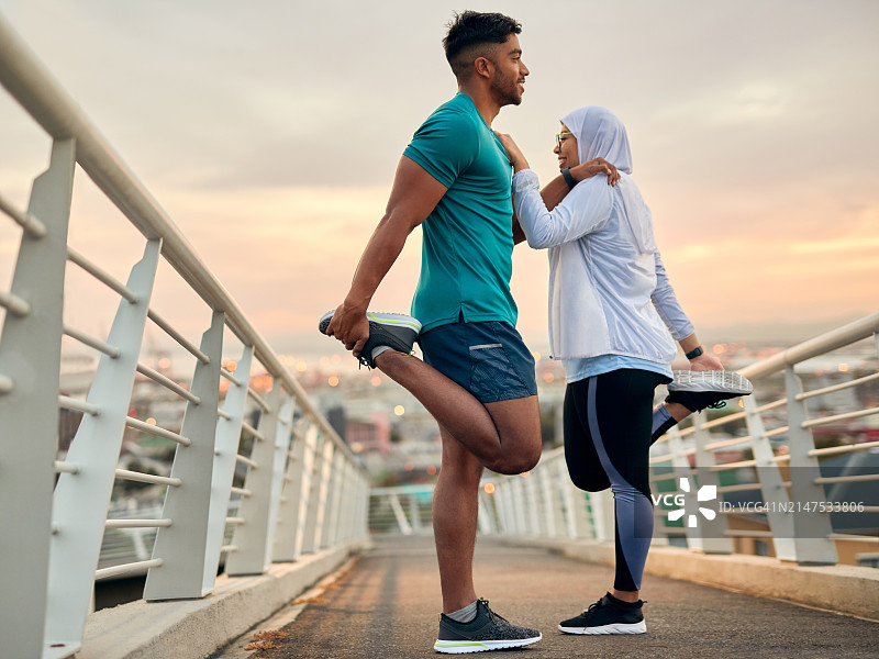 训练，城市或夫妇伸展腿跑步，户外运动或晚间锻炼。伊斯兰教、穆斯林妇女或运动人士在桥上开始练习身体、热身或健身图片素材