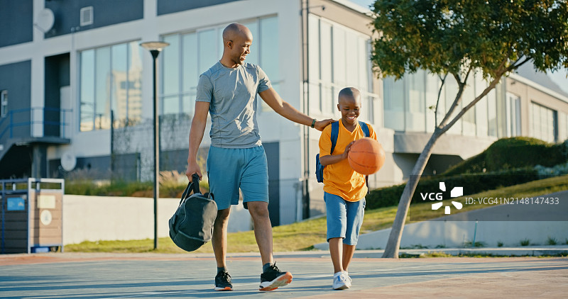 运动，篮球或步行父亲和孩子的到来练习，游戏挑战或竞争。健身运动，结合篮球运动员爸爸和非洲孩子的学习，锻炼或在球场上打球图片素材
