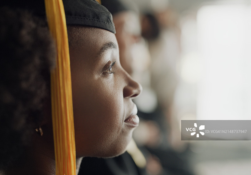 女性，大学和毕业典礼的教育成果为大学学位，奖学金或文凭。黑人，帽子和大学生在美国或未来的目标，学习或学术图片素材