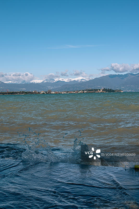 意大利，欧洲，加尔达湖，西尔米奥内，在蓝天白云下，俯瞰波浪形的加尔达湖图片素材