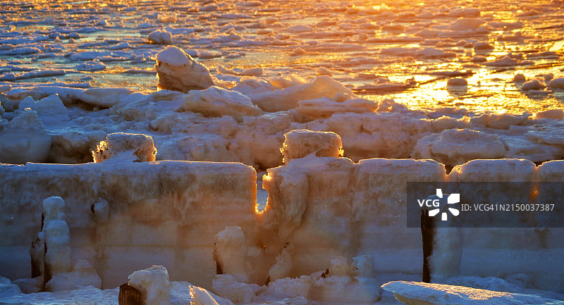 美国新泽西州米德尔敦镇，日落时冰冻的大海美景图片素材