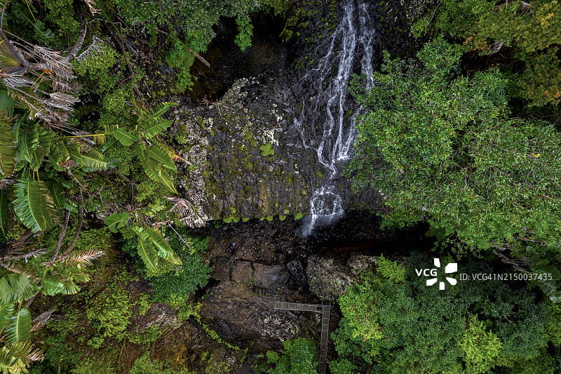森林中瀑布的高角度视图图片素材