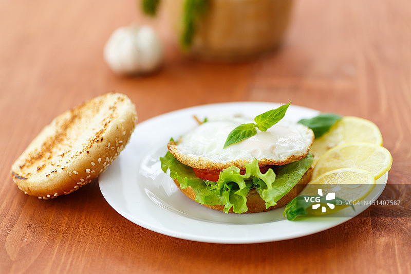 鸡蛋和蔬菜的三明治图片素材