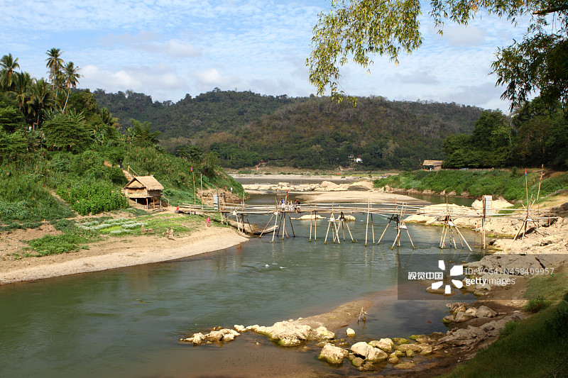 老挝琅勃拉邦的一条大河图片素材