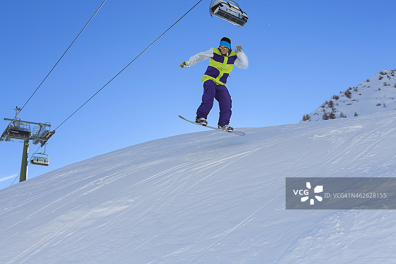 自由式滑雪运动员在一个跳跃图片素材