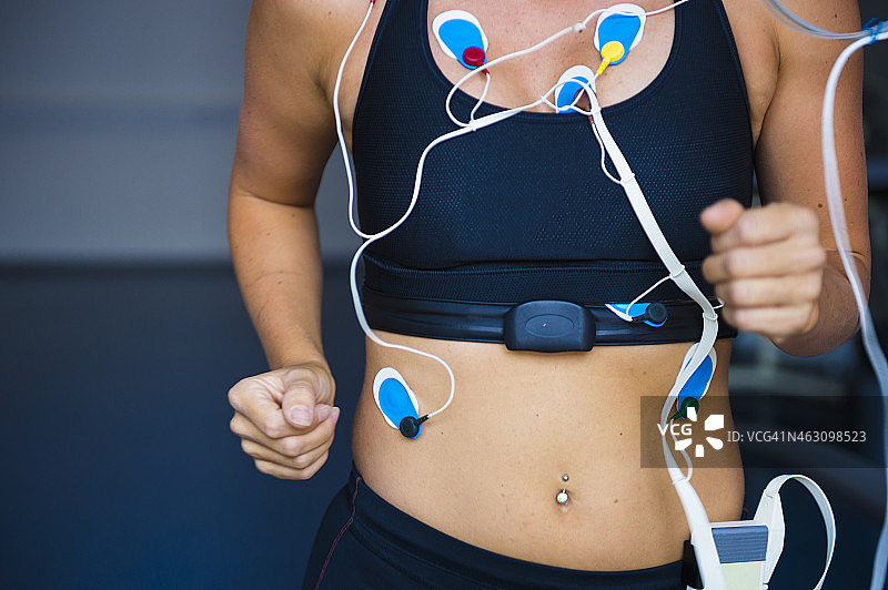 女运动员在跑步机上做心电图检查图片素材