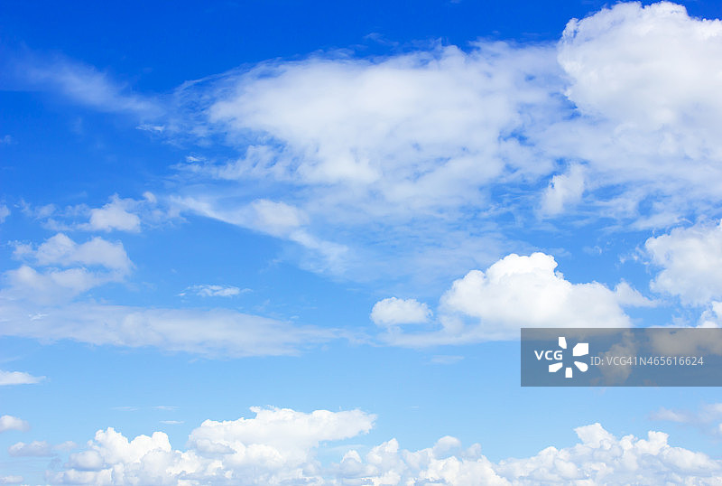 蓝天上的云朵图片素材