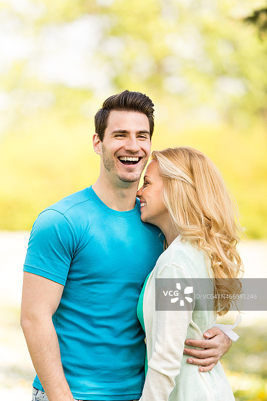 春天公园里一对微笑的夫妇的肖像图片素材