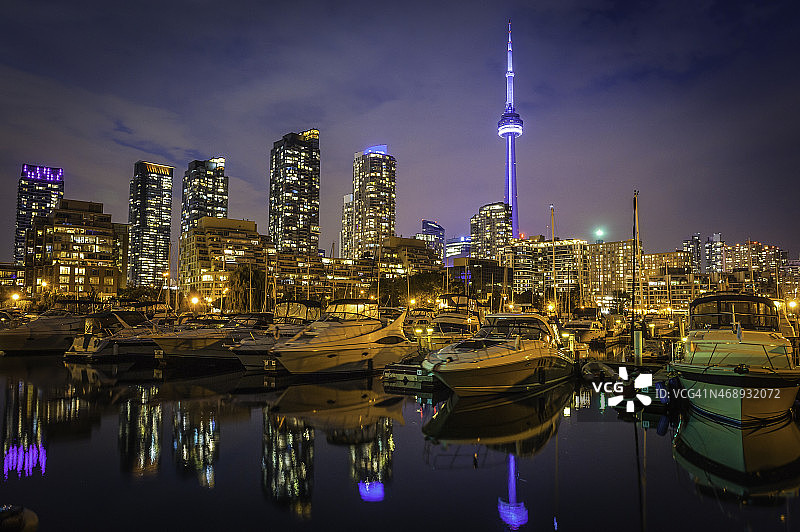 多伦多滨水加拿大国家电视塔在黄昏时照亮了加拿大安大略湖图片素材