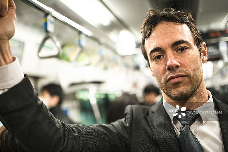 东京地铁上的商人肖像图片素材
