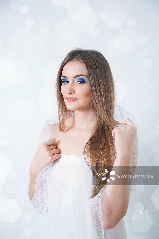 冬天美丽的年轻女子肖像图片素材