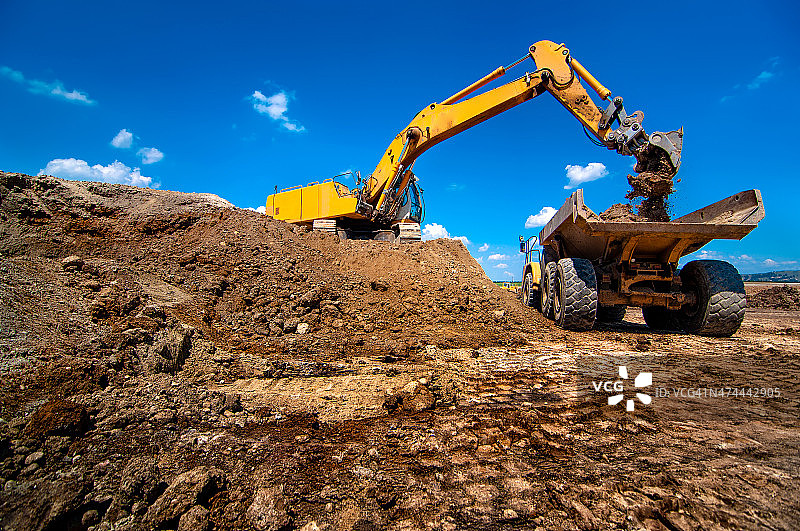 工业挖掘机装载公路施工的土料图片素材