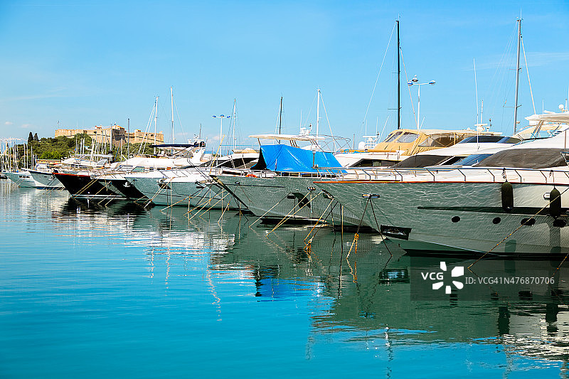 地中海港口的豪华游艇图片素材