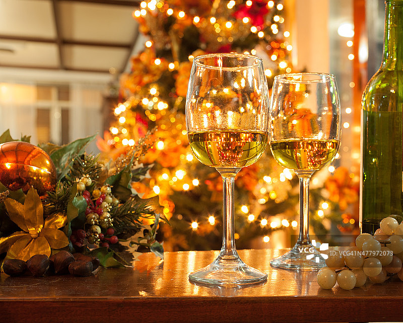 圣诞彩灯下的酒瓶和玻璃杯图片素材