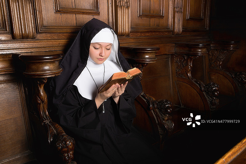 祈祷修女图片素材