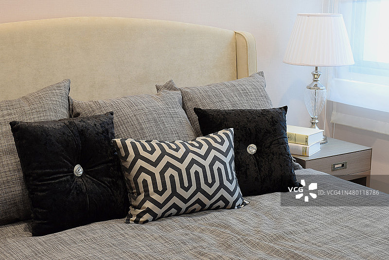 时尚的卧室室内设计与黑色图案的枕头图片素材