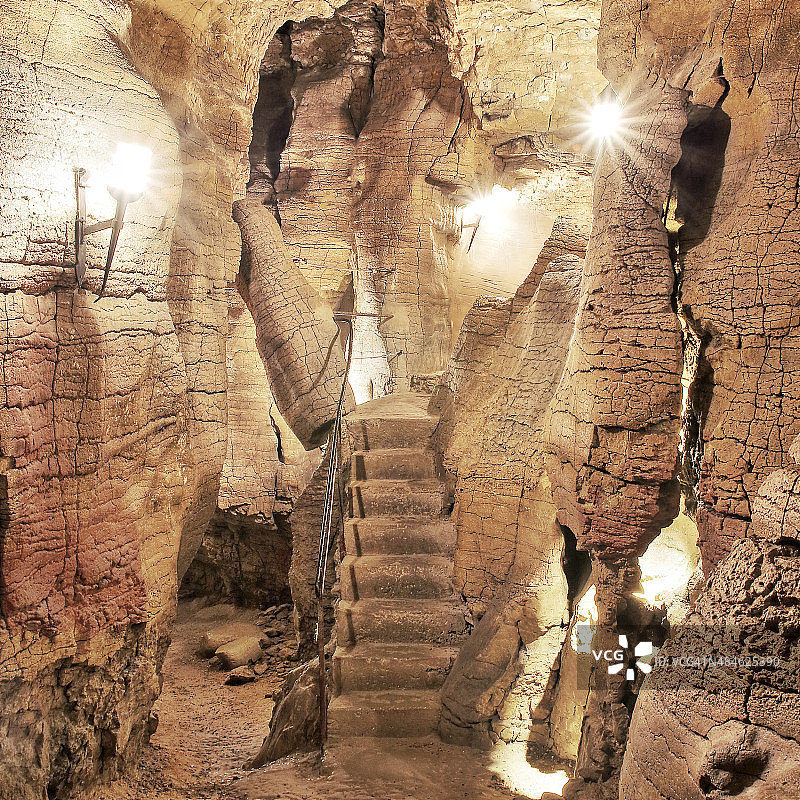 宏伟的自然侵蚀岩石迷宫狭窄通道在法国洞穴图片素材