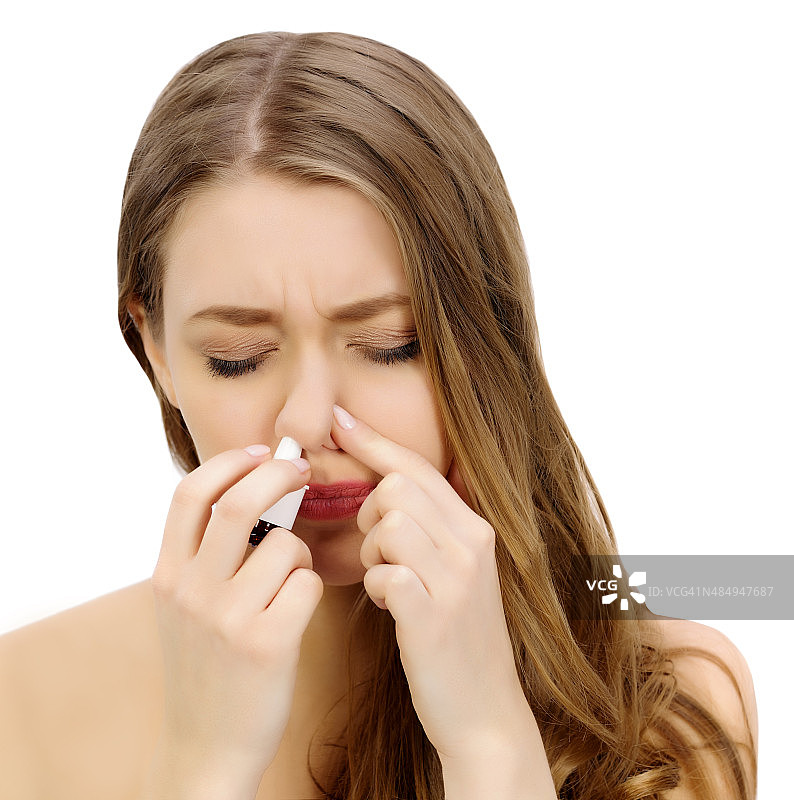 使用鼻喷雾剂的妇女图片素材