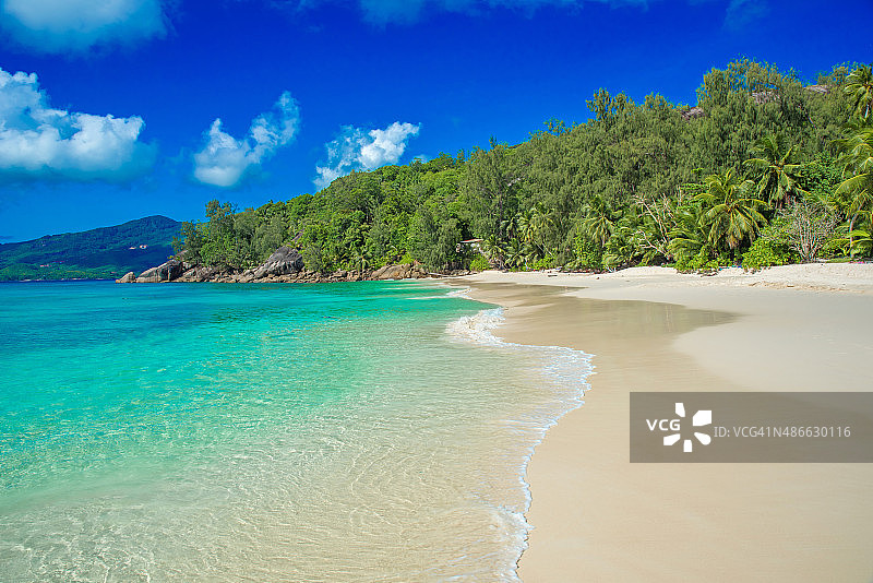 热带岛屿上美丽的白色海滩图片素材