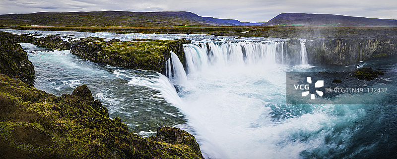 蓝色的河流瀑布雷鸣般通过山谷全景冰岛Godafoss图片素材
