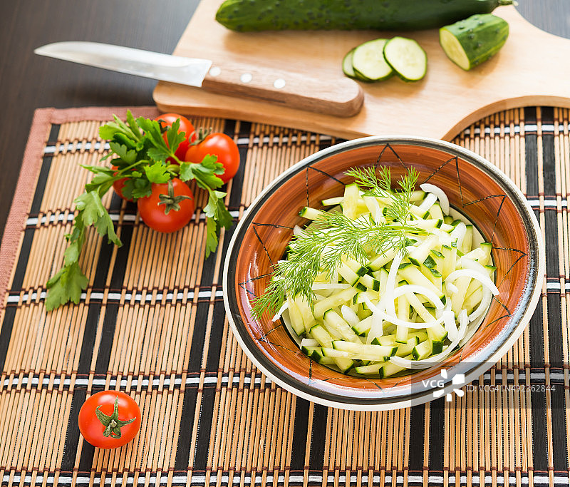 健康食品。素食菜。新鲜的黄瓜沙拉。蔬菜。图片素材