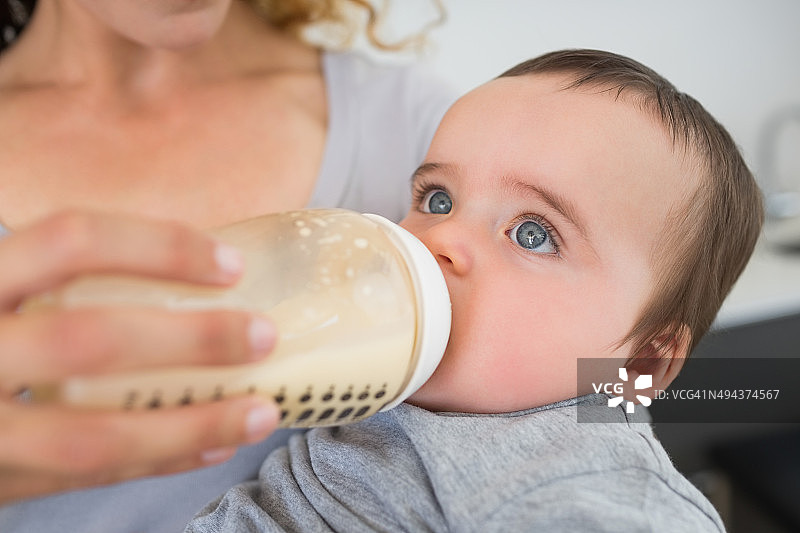 母亲给婴儿喂奶图片素材