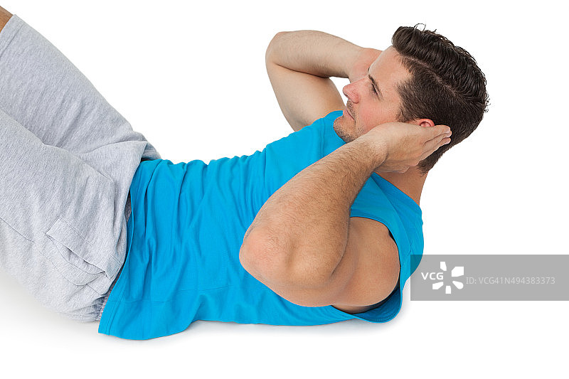 一个男人做仰卧起坐的侧视图图片素材