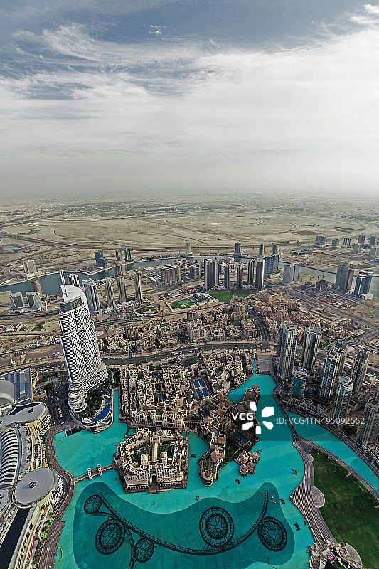 迪拜的市中心。摩天大楼和道路图片素材