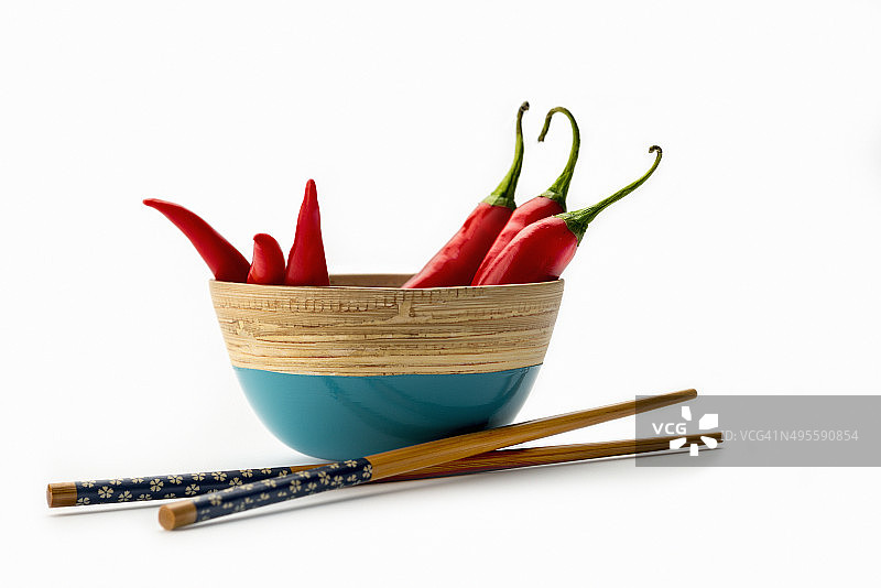 中国菜，用筷子夹着碗里的红辣椒是完美的图片素材