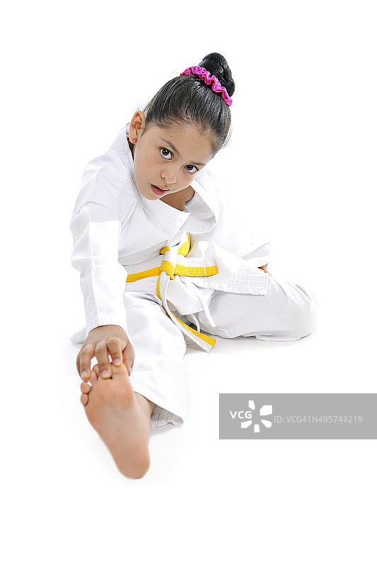 可爱的小女孩训练和伸展腿像空手道孩子图片素材