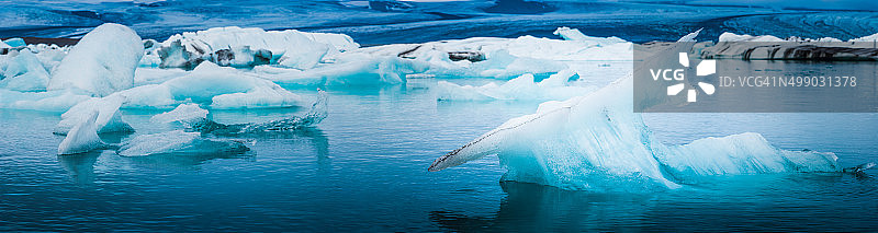 电蓝色冰山在北冰洋环礁湖冰岛Jokulsarlon嘎吱作响图片素材