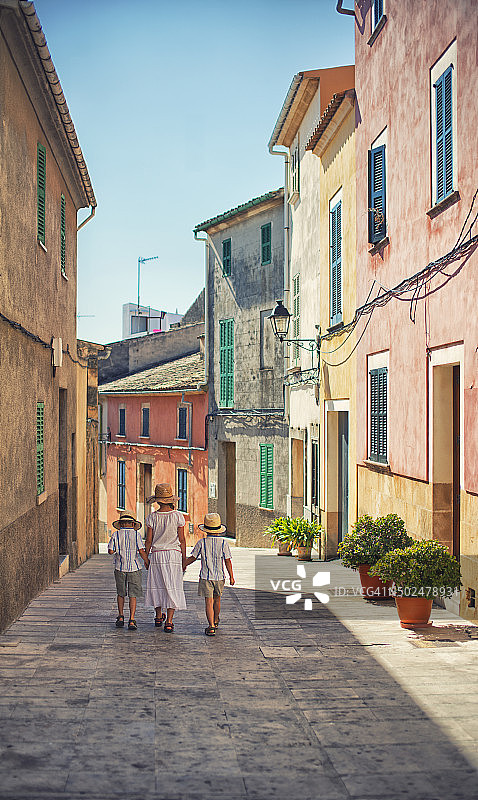 孩子们在美丽的地中海小镇散步。图片素材