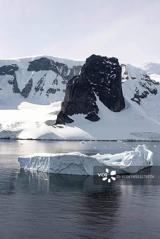 南极洲的夏天-南极洲的海岸线有冰的形成图片素材