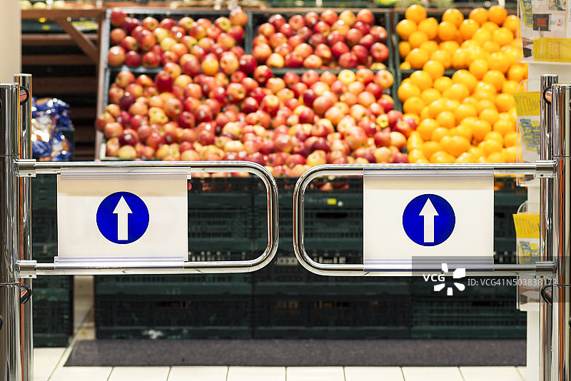超市入口以水果篮为背景图片素材