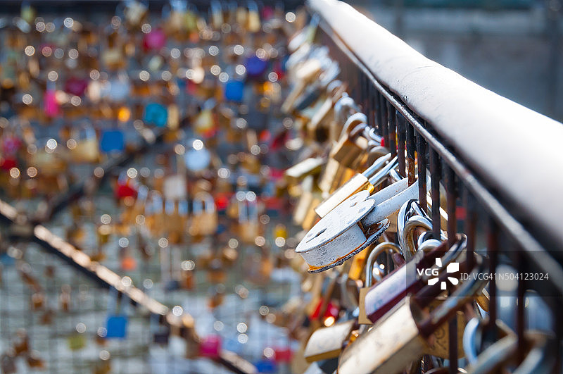 爱情锁在巴黎的一座桥上图片素材
