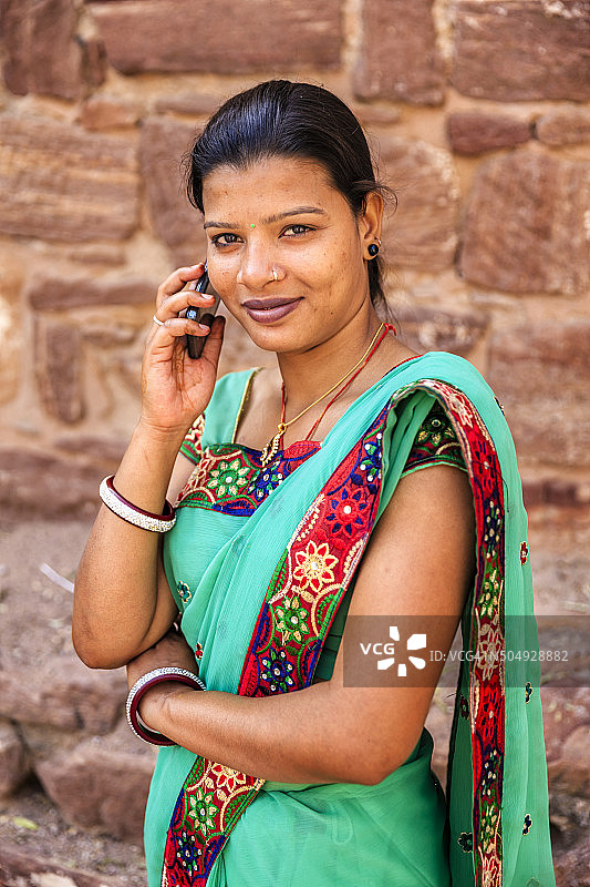 印度焦特布尔，一名年轻的印度女子在使用手机图片素材